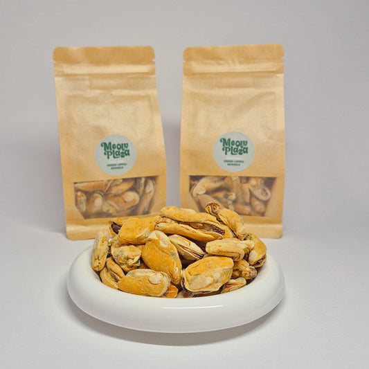 Pouches of Meow Plaza freeze-dried large green-lipped whole mussel treats for cats with the mussels in a plate showing crunchy texture